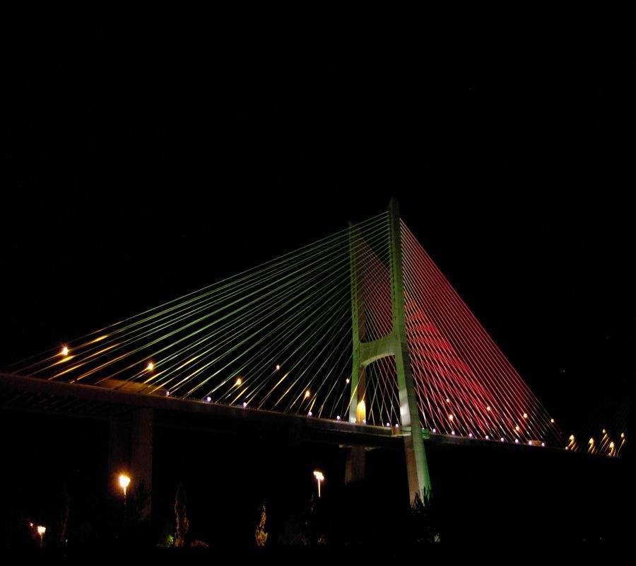 Мост Васко да Гама ночью